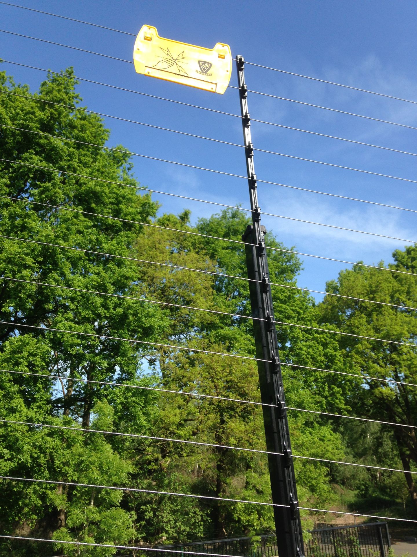 Schrikdraad ter beveiliging van muren