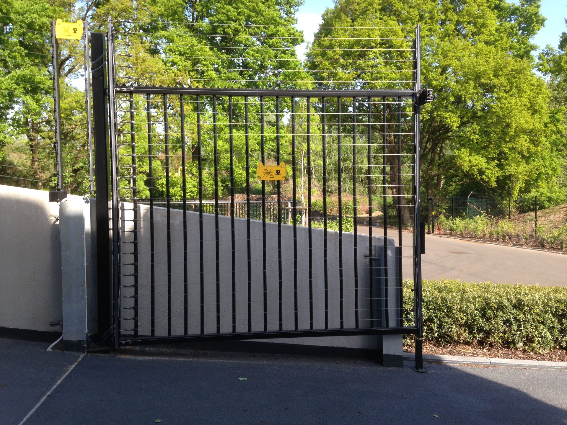 Schrikdraad op toegangspoorten